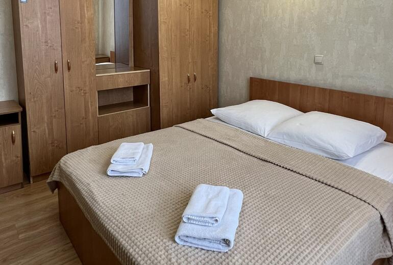 Стандартный двухместный номер с двуспальной кроватью